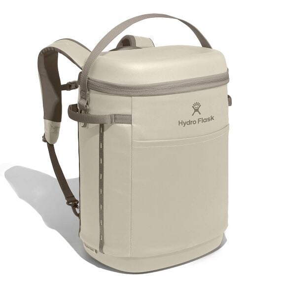 carryouttm-backpack-22-l-j8 18pco114-carryout-backpack-22l-oat-angled_1.jpg
