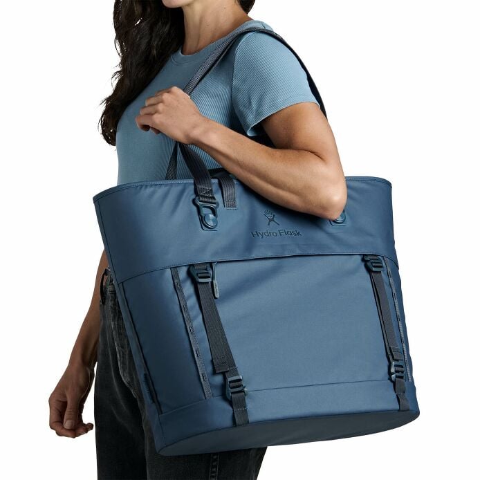 carryouttm-soft-cooler-tote-30-l-m8 250815_hydro_s26_hb_14614_2.jpg
