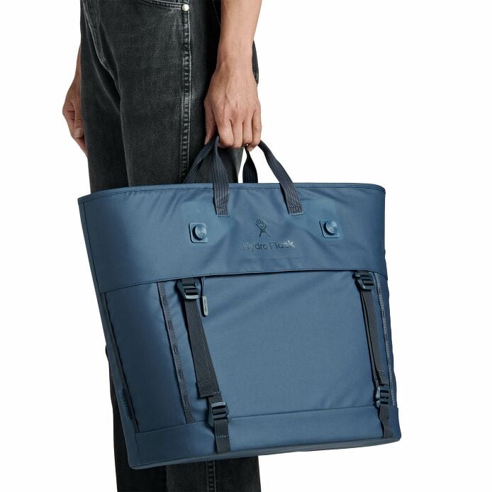 carryouttm-soft-cooler-tote-30-l-m8 250815_hydro_s26_hb_14619_2.jpg