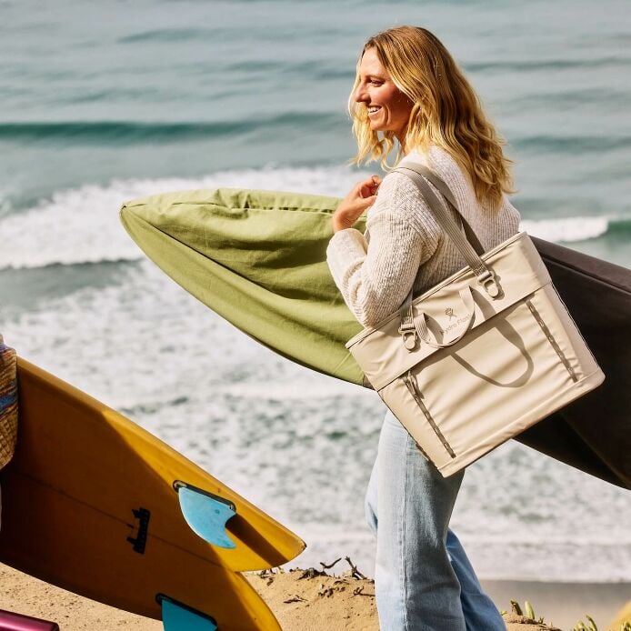 carryouttm-soft-cooler-tote-20-l-n3 hf_carryout_bouwer_d1_l1_torrey_pines_lifestyle_1142_1_1.jpg